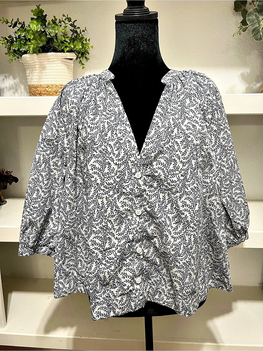 H&M Floral Blouse in White & Blue Size Medium